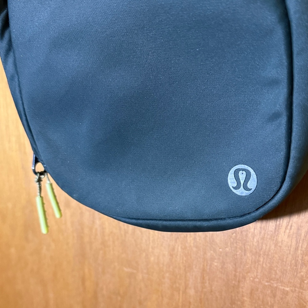 lululemon athletica Dark Green Belt The Rest is Written Crossbody | Lululemon FR - Picture 4 of 7